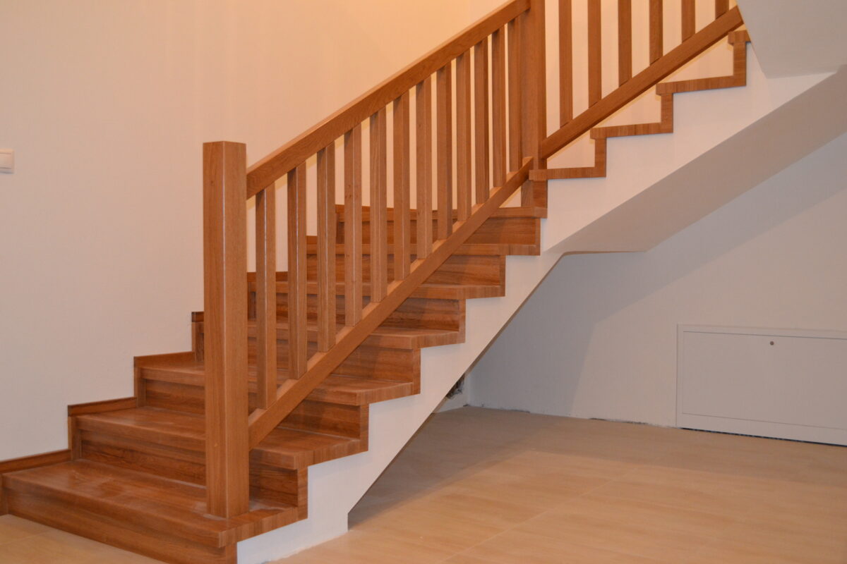 schody s hranatým zábradlím, schody na mieru