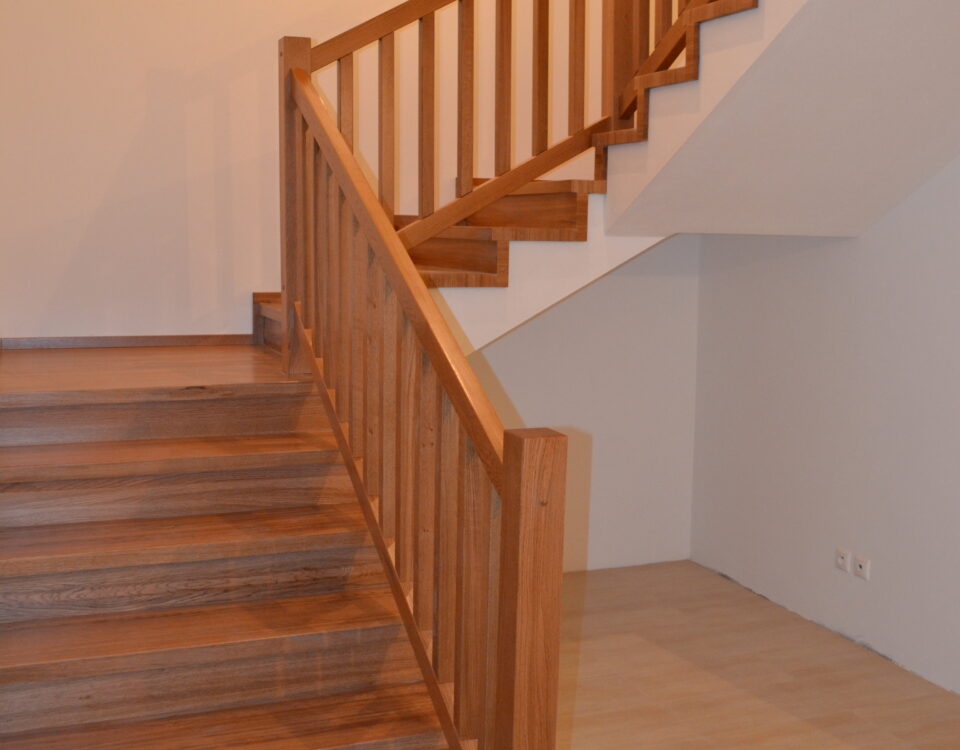 schody s hranatým zábradlím, schody na mieru