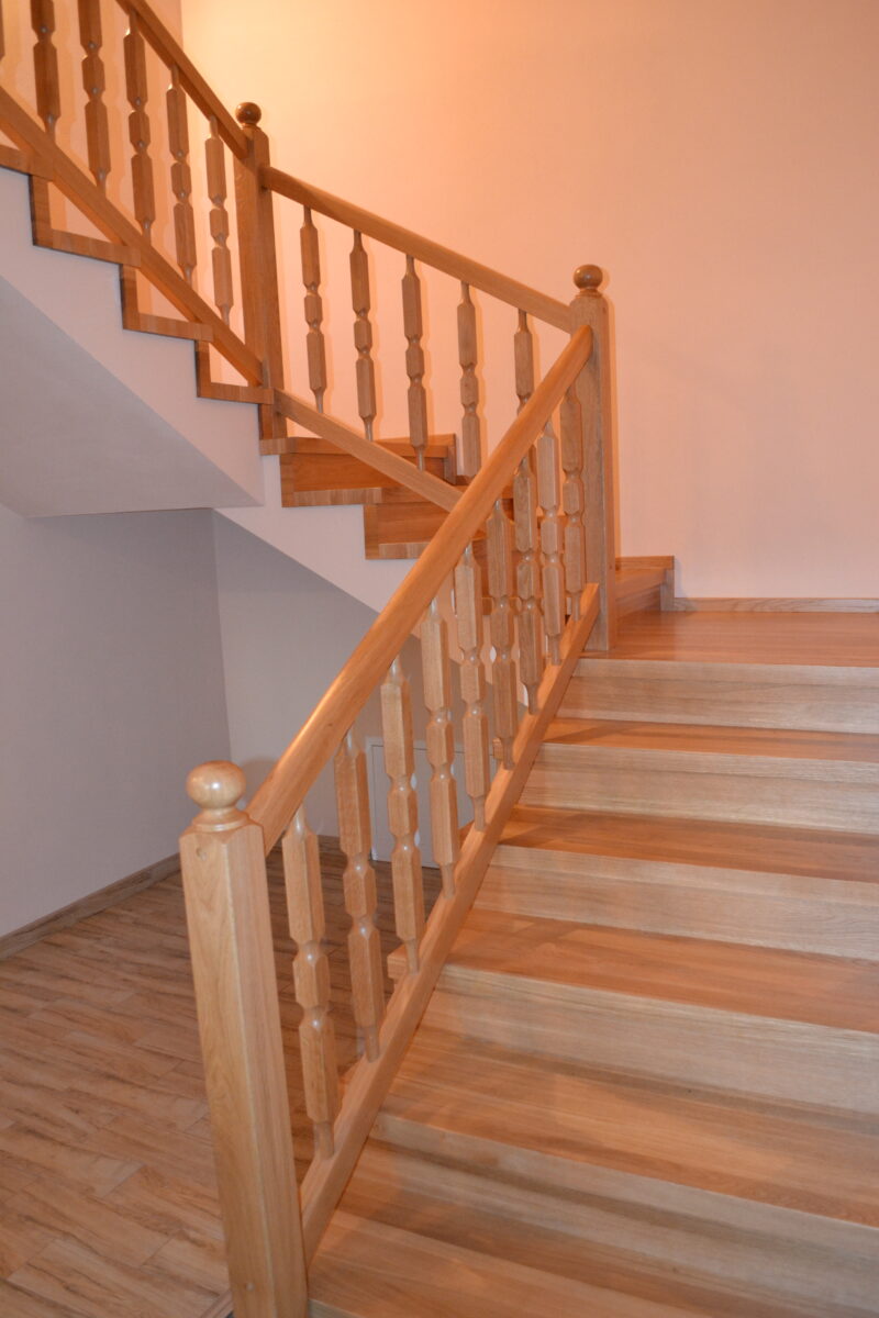 schody so sústružením zábradlím, schody na mieru